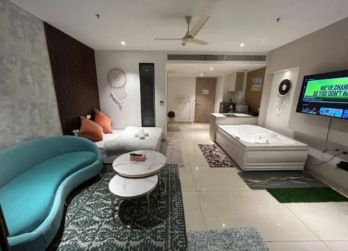 Luxurious Jacuzzi Apartment In Gurgaon 2
