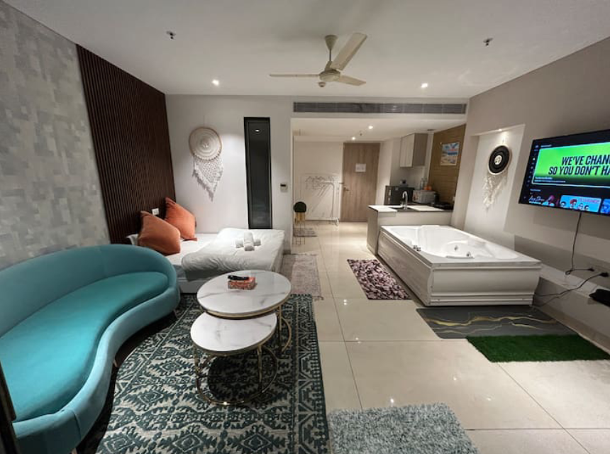 Luxurious Jacuzzi Apartment In Gurgaon 2